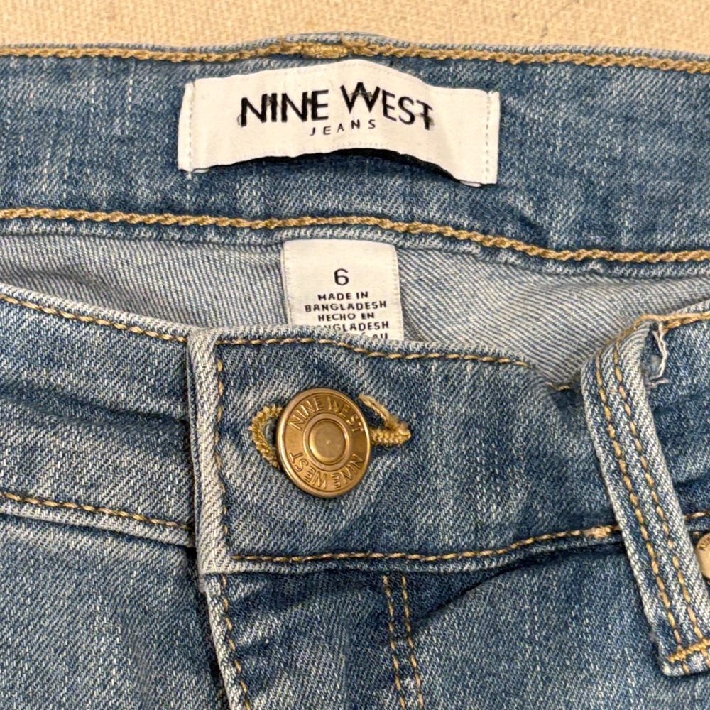 2 pair of Nine West Light Blue Capri Jeans, size 4 and size 6 - Picture 7 of 9